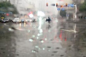 打雷下雨莫忘拔掉空调插头